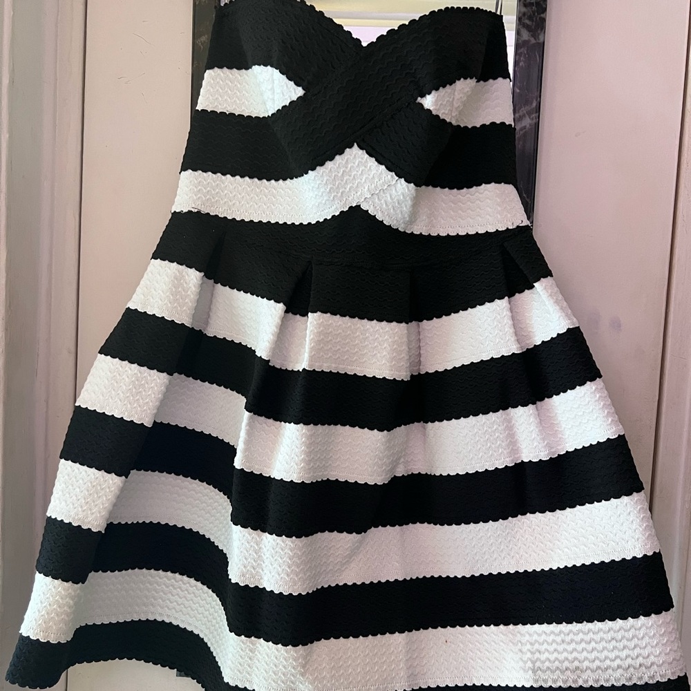 Women’s black and white strapless mini dress M NWT